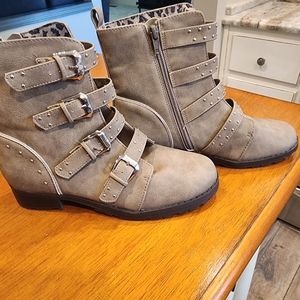 Justice Boots taupe zip side, size 6. NWOT.